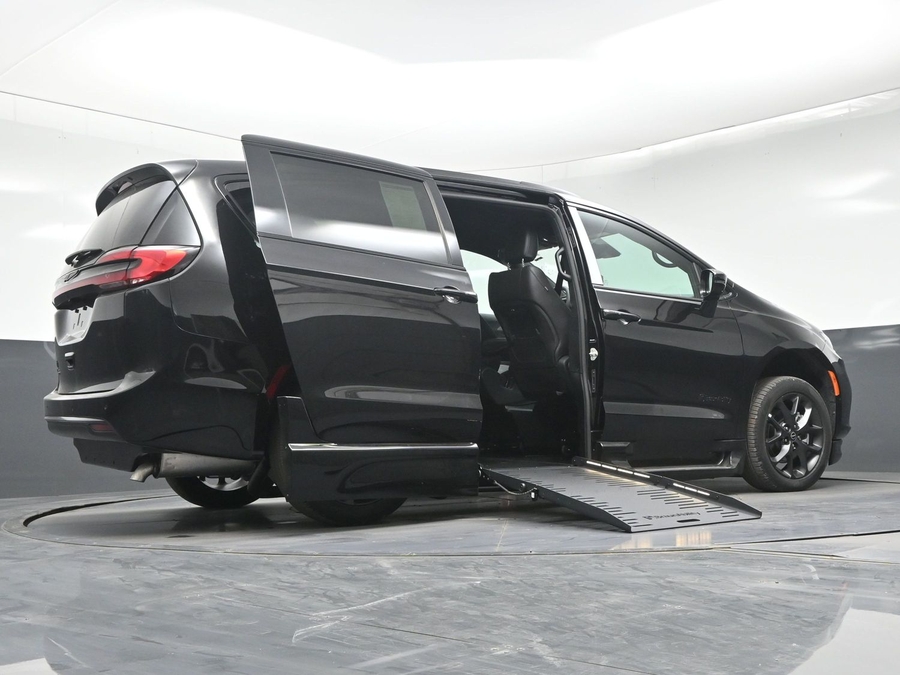 New 2026 Chrysler Pacifica Select Sport - BraunAbility Side Entry Fold Out Automatic Ramp