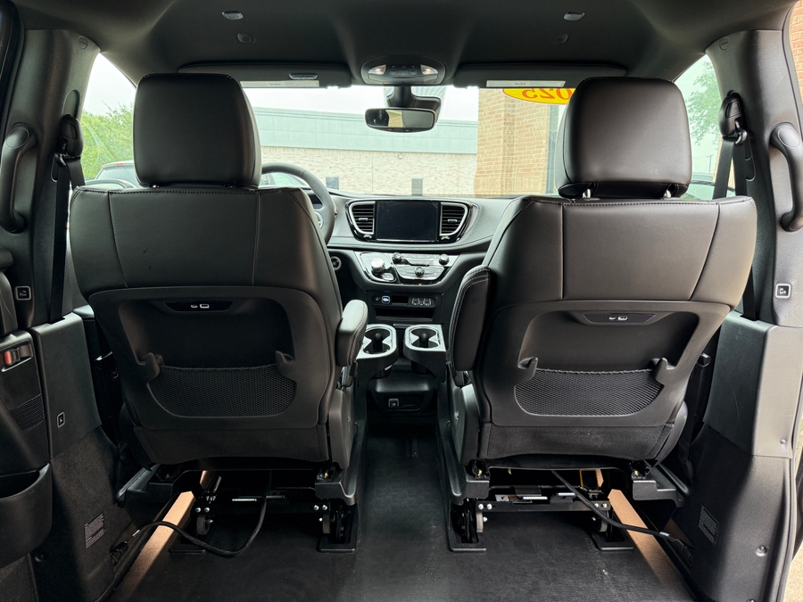 Black Chrysler Pacifica image number 11