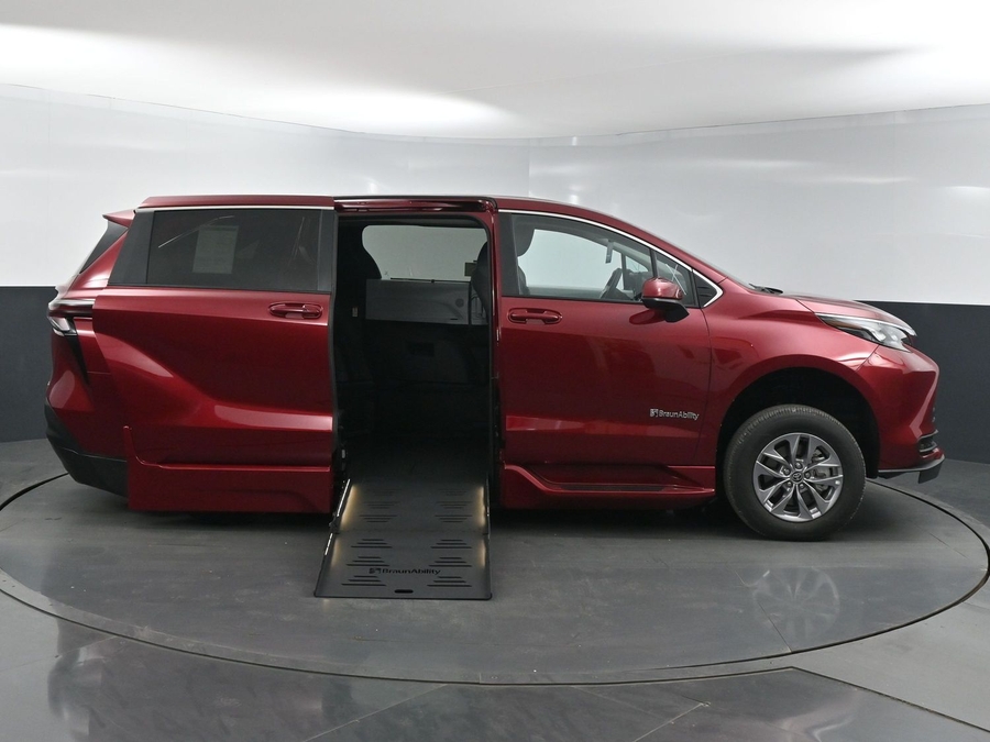 New 2025 Toyota Sienna Hybrid LE - BraunAbility Side Entry Entry Fold Out Automatic Ramp