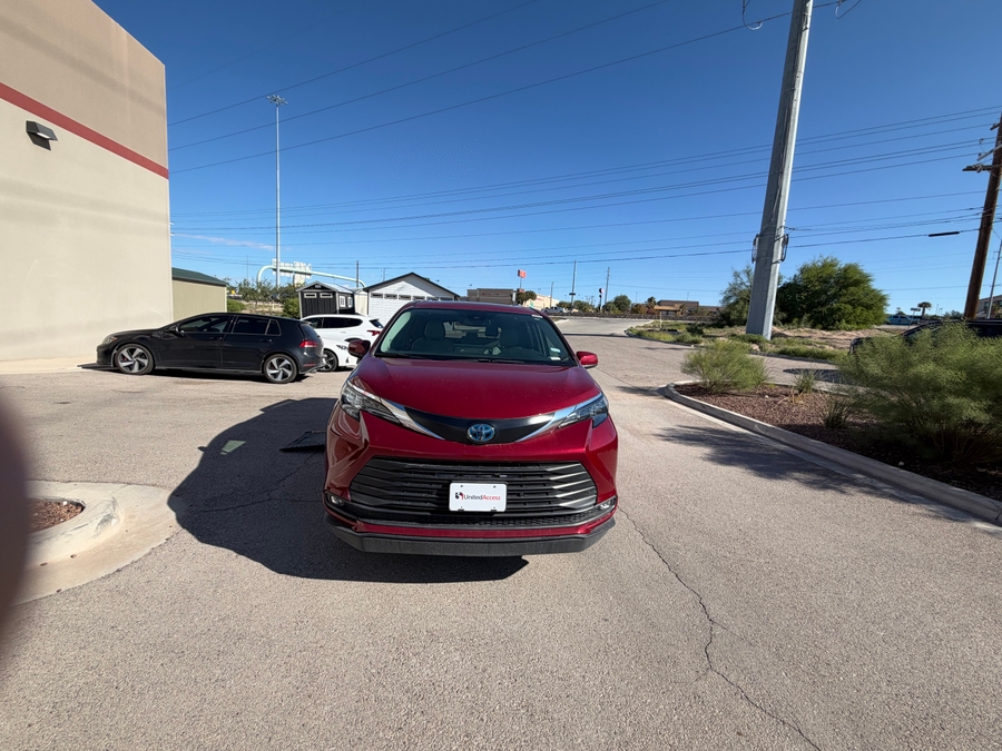 Used 2025 Toyota Sienna Hybrid XLE - BraunAbility Side Entry In Floor Automatic Ramp
