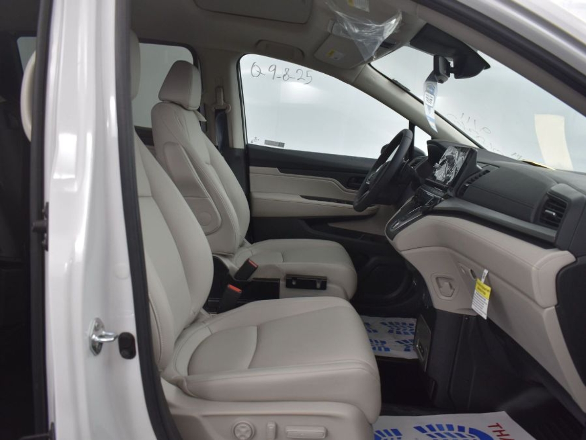 White Honda Odyssey image number 8