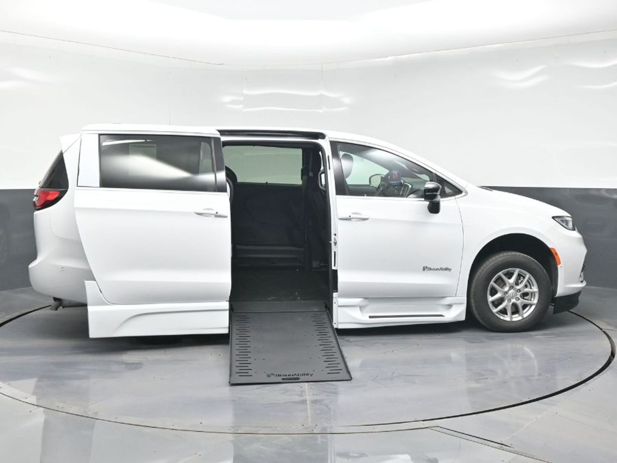 White Chrysler Pacifica image number 4