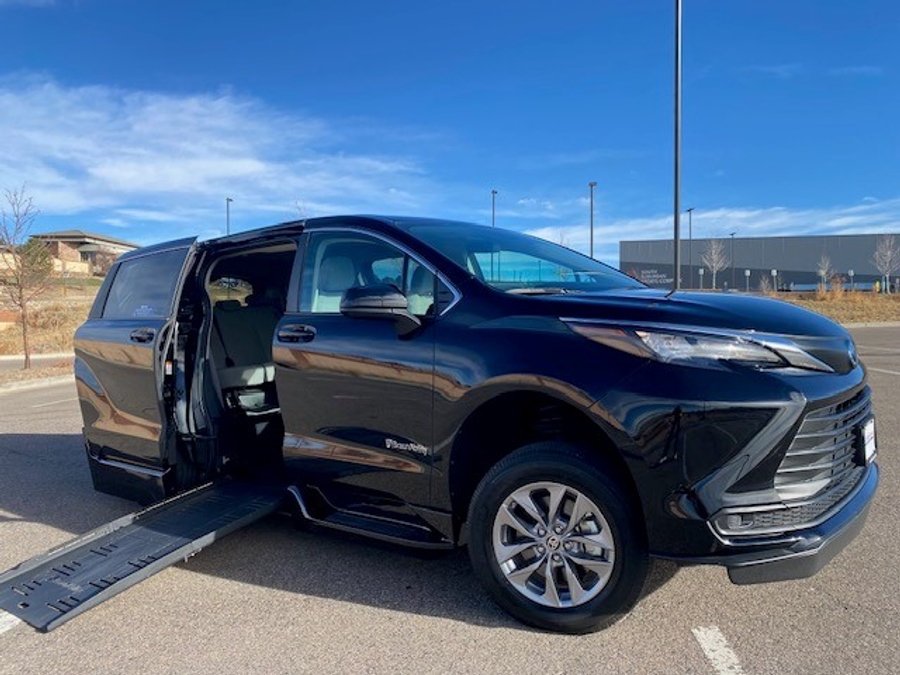 Used 2024 Toyota Sienna Hybrid LE - BraunAbility Side Entry Entry Fold Out Automatic Ramp