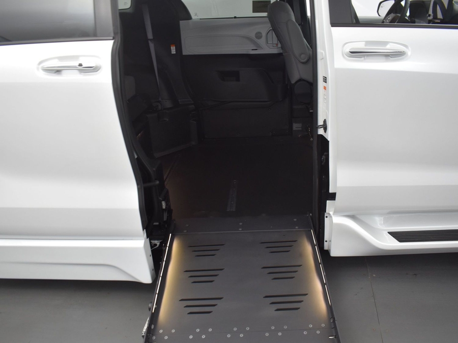 New 2025 Toyota Sienna Hybrid XLE Base - BraunAbility Side Entry Entry Fold Out Automatic Ramp