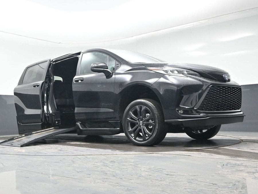 New 2025 Toyota Sienna Hybrid XSE Sport - BraunAbility Side Entry Entry Fold Out Automatic Ramp