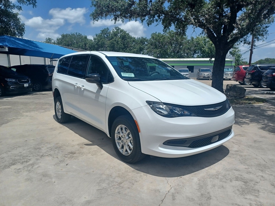 White Chrysler Voyager image number 5