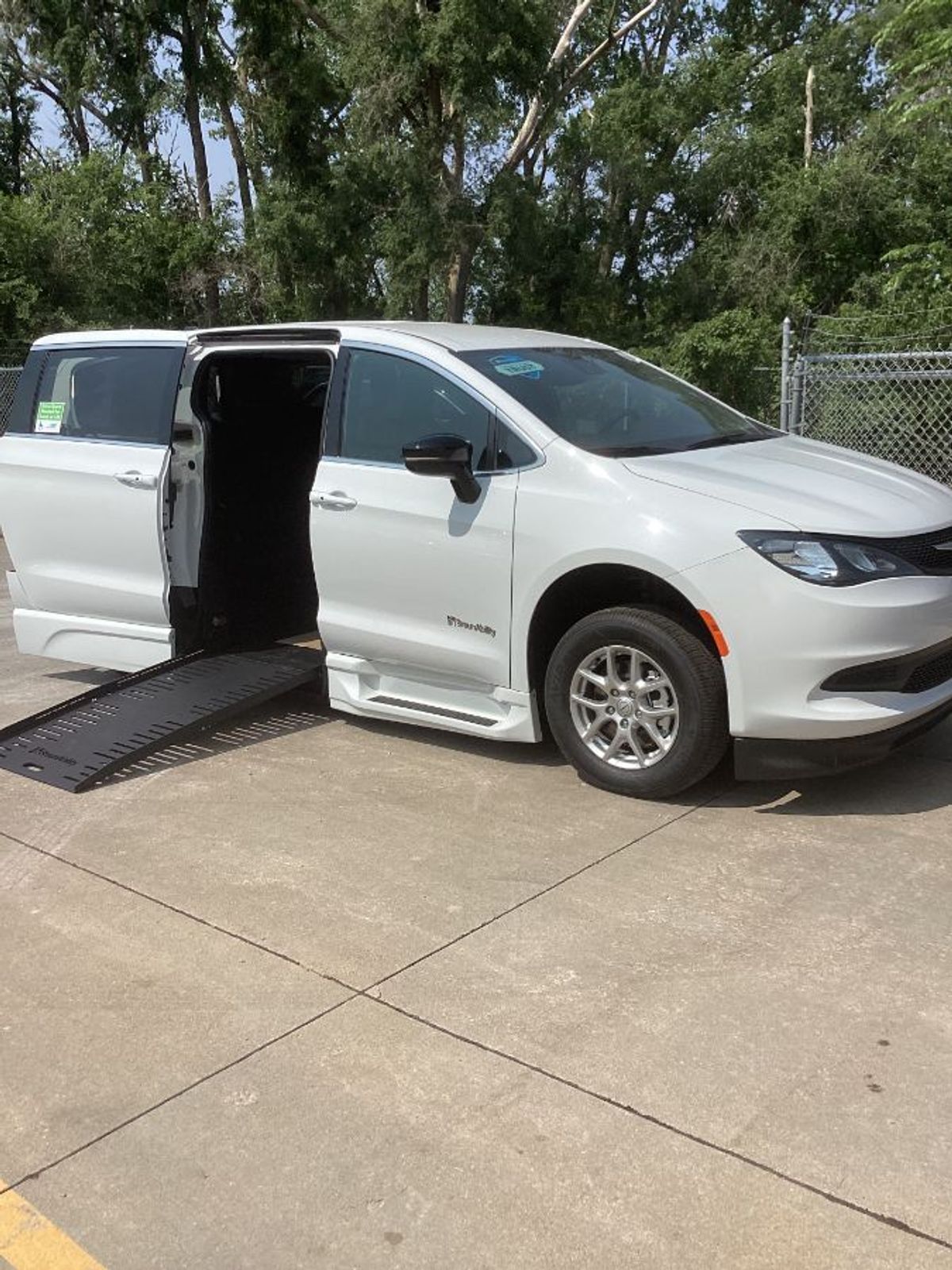 White Chrysler Voyager image number 16
