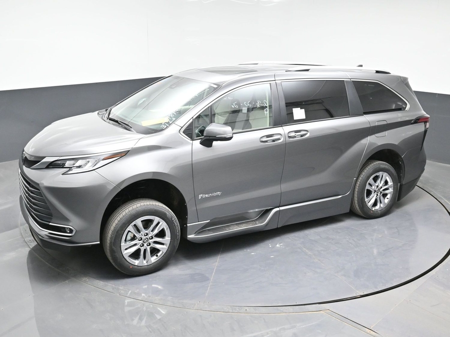 New 2026 Toyota Sienna Hybrid Limited - BraunAbility Side Entry Entry In Floor Automatic Ramp
