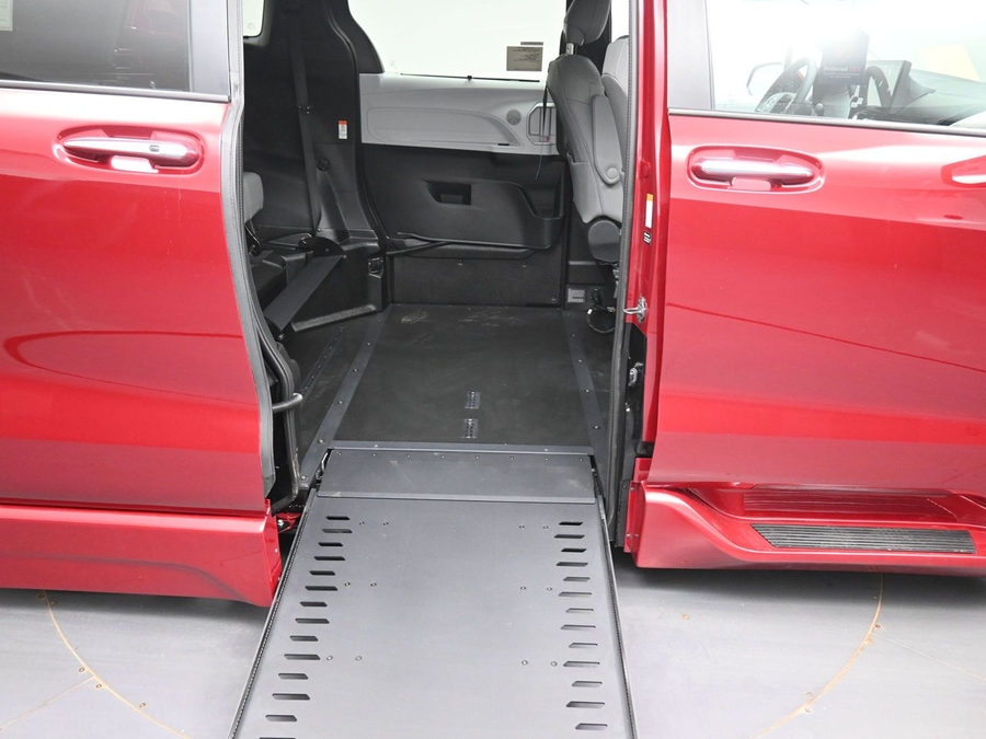 New 2026 Toyota Sienna Hybrid XLE Base - BraunAbility Side Entry In Floor Automatic Ramp