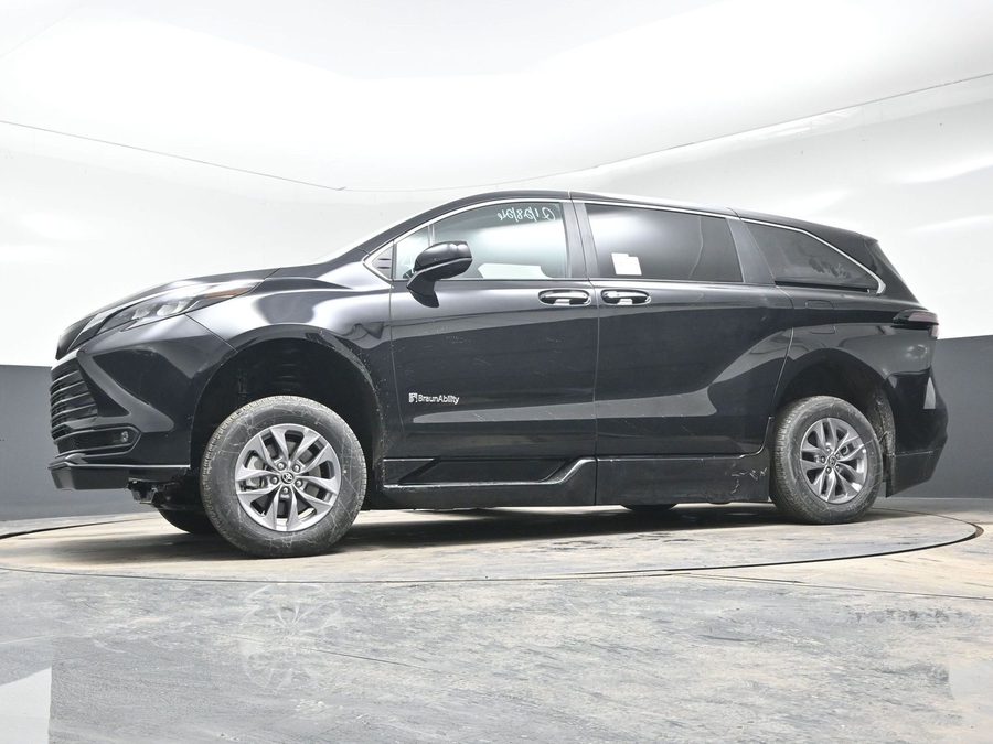 Black Toyota Sienna image number 19