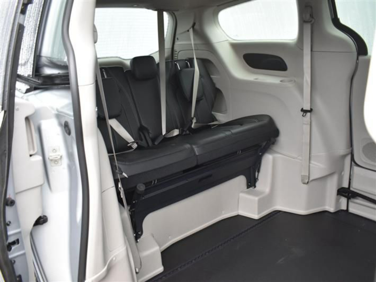 Silver Chrysler Pacifica image number 10