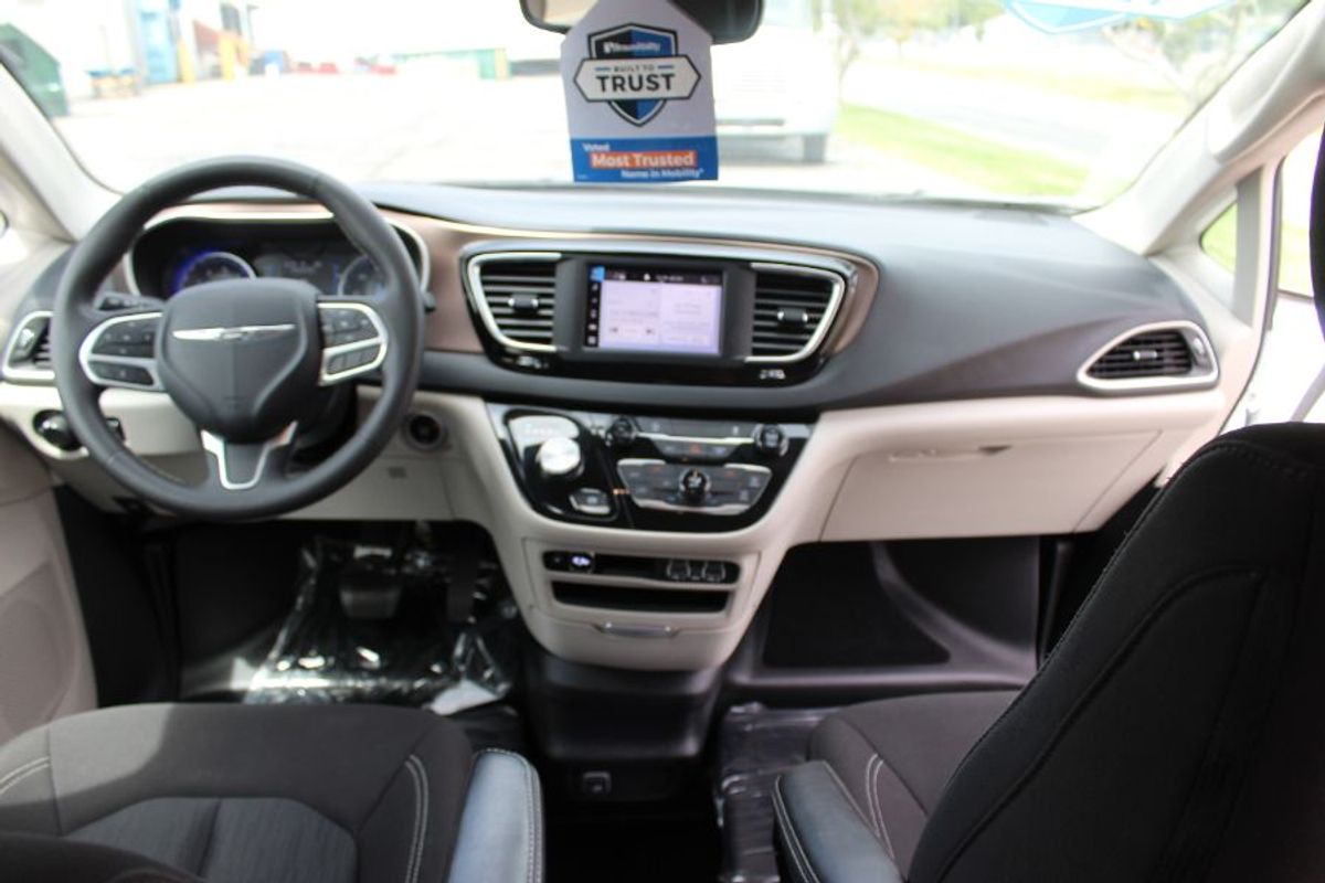 2023 CHRYSLER VOYAGER - Image 15