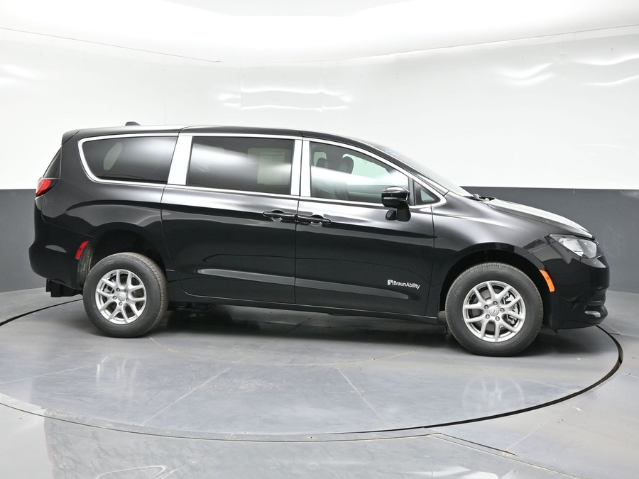 Black Chrysler Voyager image number 7