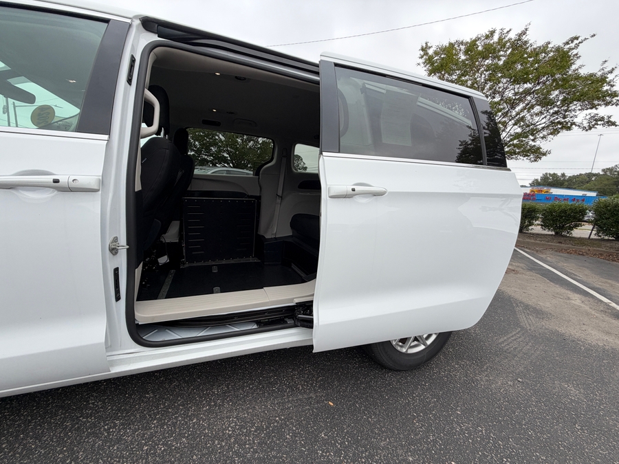 White Chrysler Voyager image number 40
