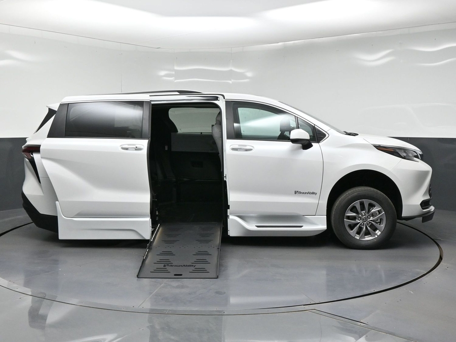 New 2026 Toyota Sienna Hybrid XLE Base - BraunAbility Side Entry Fold Out Automatic Ramp