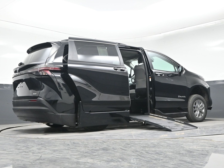 New 2026 Toyota Sienna Hybrid XLE Add - BraunAbility Side Entry Fold Out Automatic Ramp
