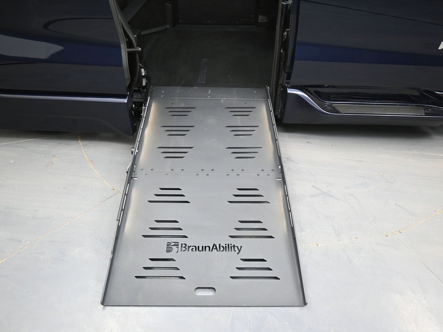 New 2026 Toyota Sienna Hybrid XLE Base - BraunAbility Side Entry Entry Fold Out Automatic Ramp