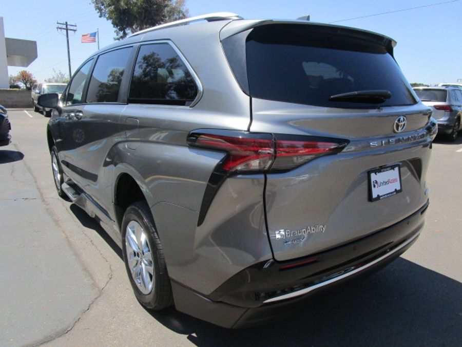 New 2026 Toyota Sienna Hybrid XSE Sport - BraunAbility Side Entry Fold Out Automatic Ramp