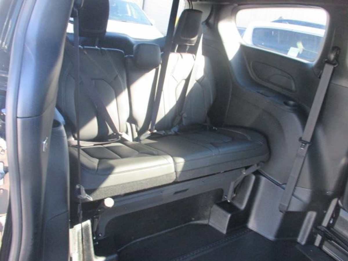 Black Chrysler Pacifica image number 5