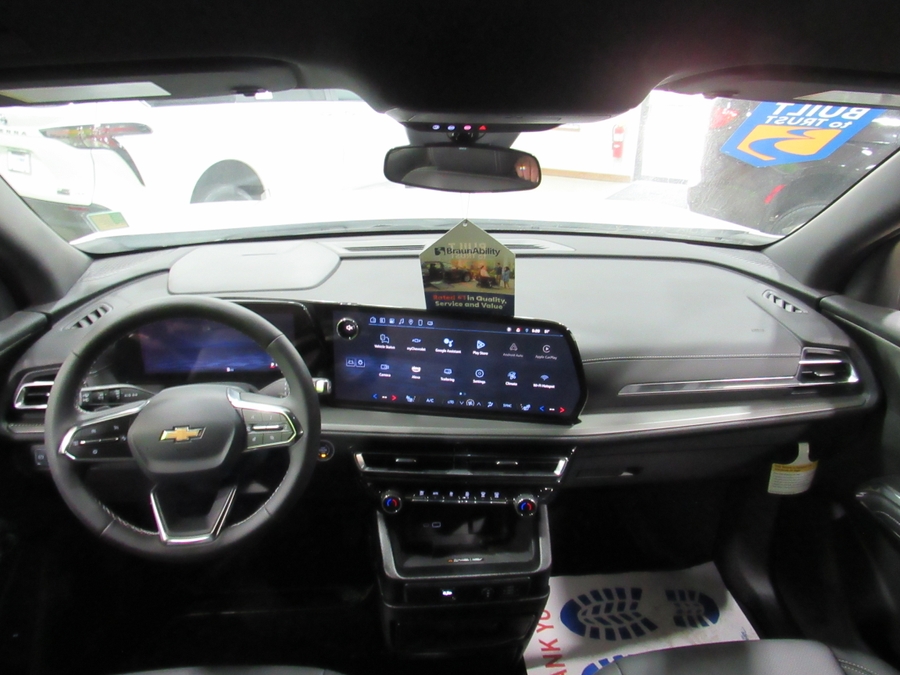 White Chevrolet Traverse image number 17