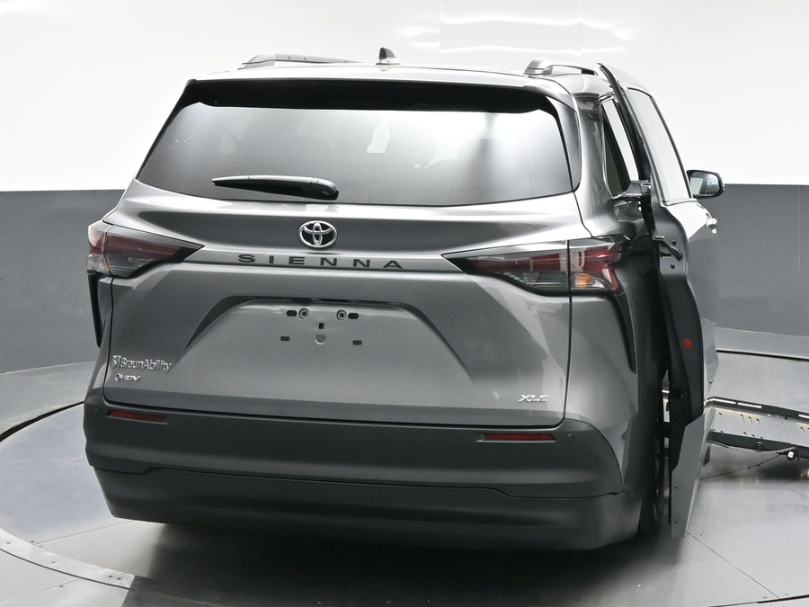 Grey Toyota Sienna image number 3