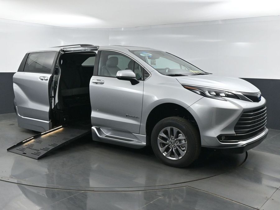 New 2025 Toyota Sienna Hybrid XLE Plus - BraunAbility Side Entry Entry Fold Out Automatic Ramp