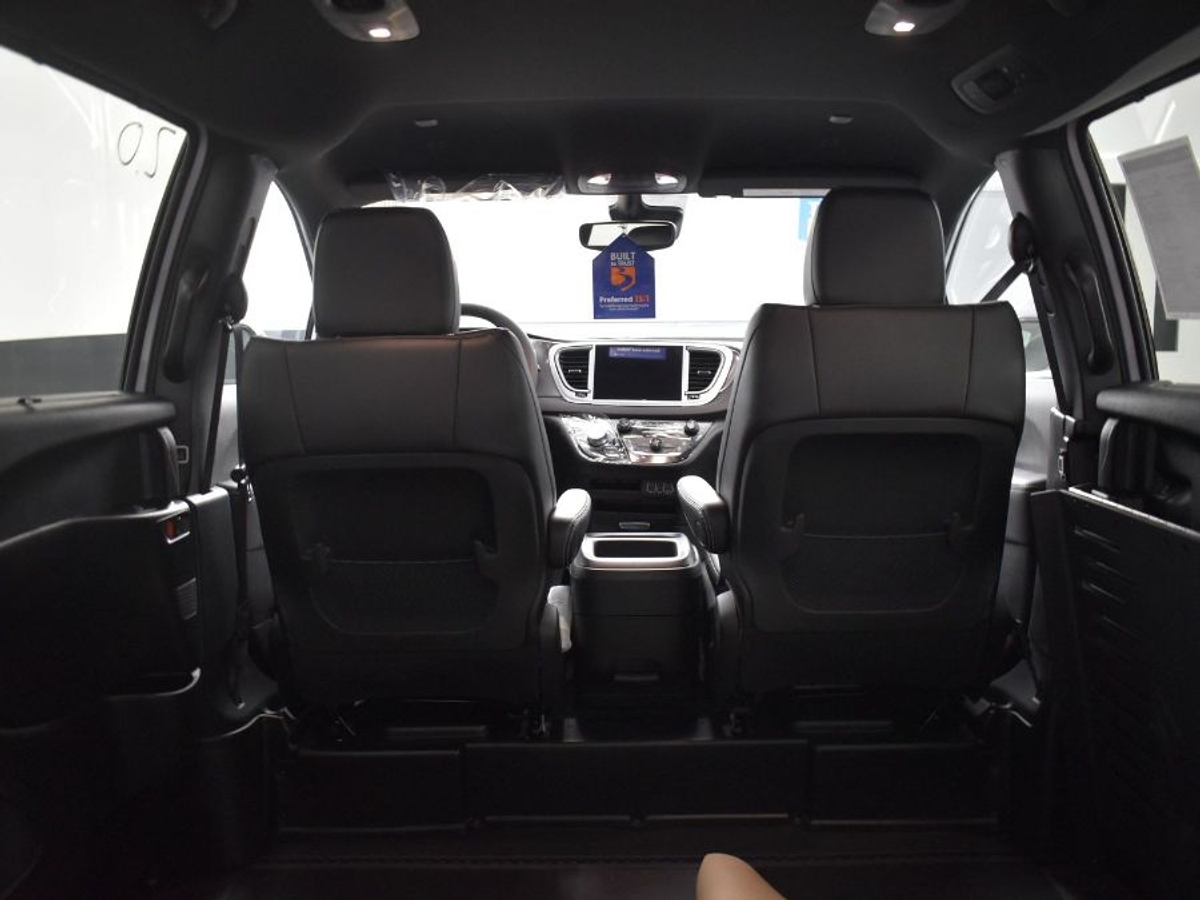 2025 CHRYSLER VOYAGER - Image 16