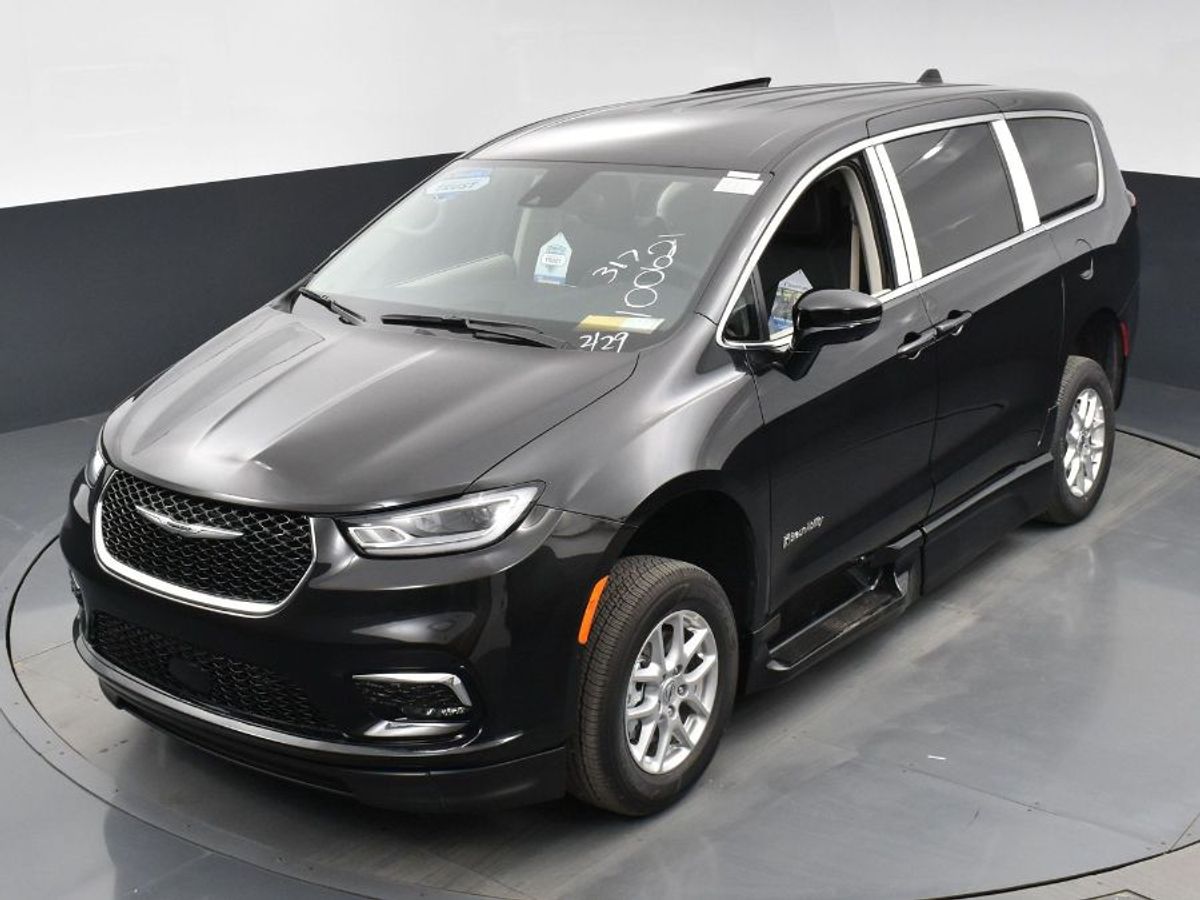 Black Chrysler Pacifica image number 14