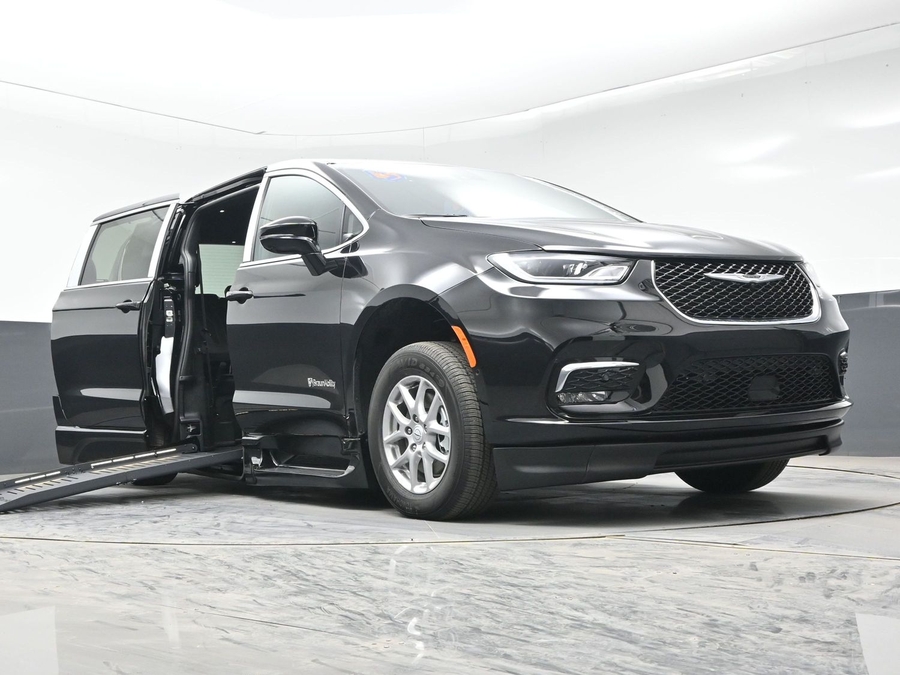 New 2026 Chrysler Pacifica Select Plus - BraunAbility Side Entry Entry Fold Out Automatic Ramp