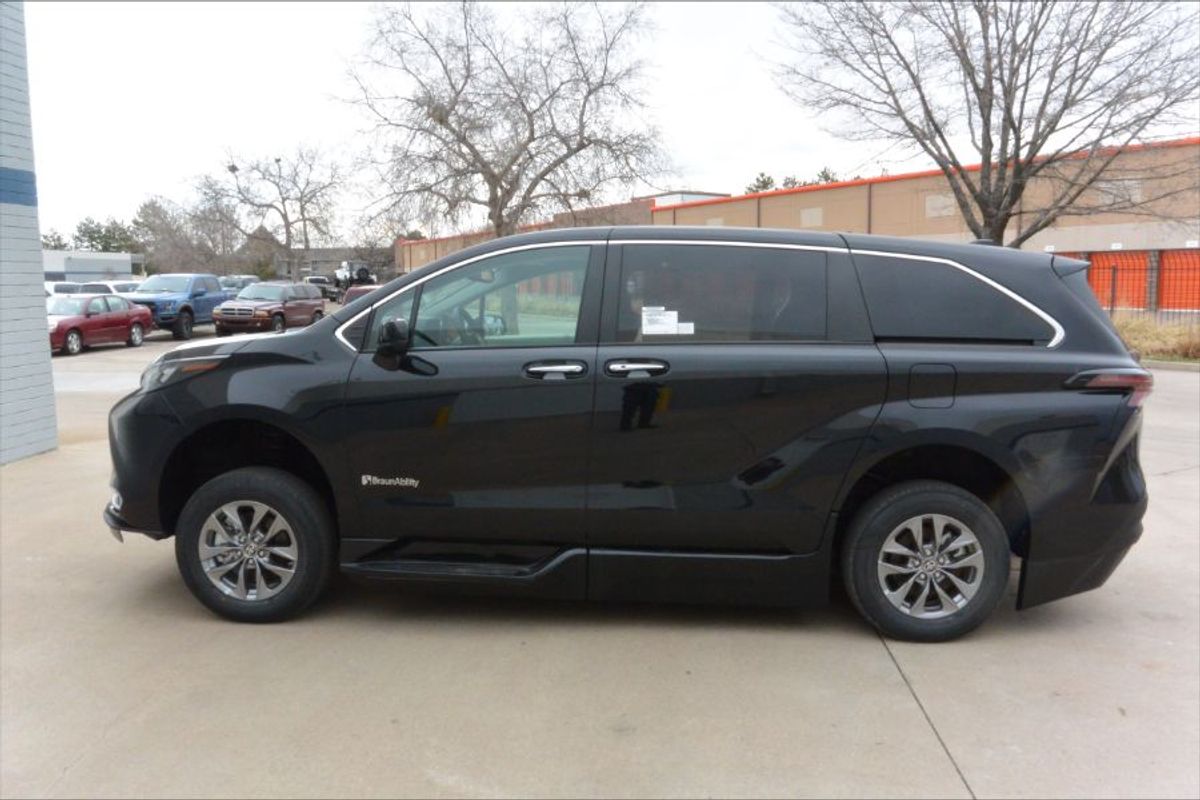Black Toyota Sienna image number 14