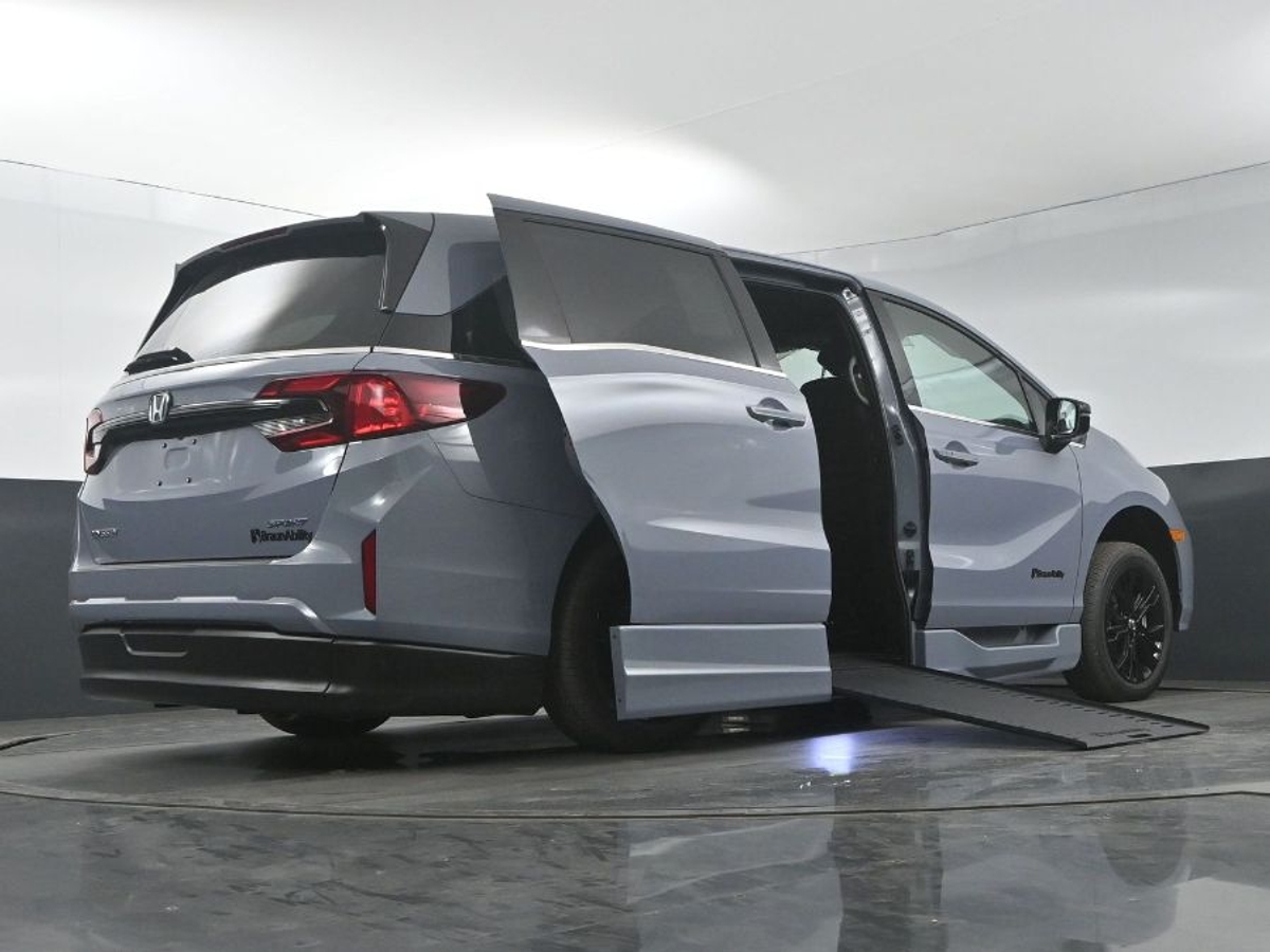 Grey Honda Odyssey image number 20