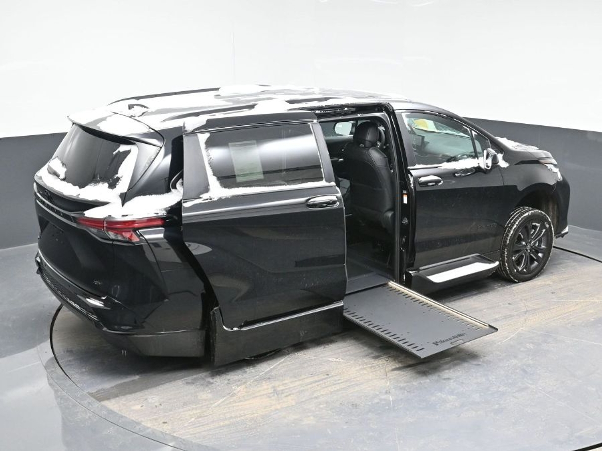 Black Toyota Sienna image number 25