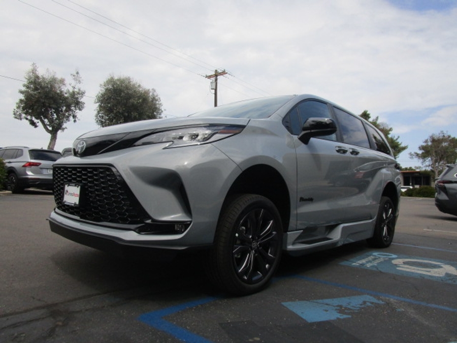 New 2026 Toyota Sienna Hybrid XSE Sport - BraunAbility Side Entry In Floor Automatic Ramp