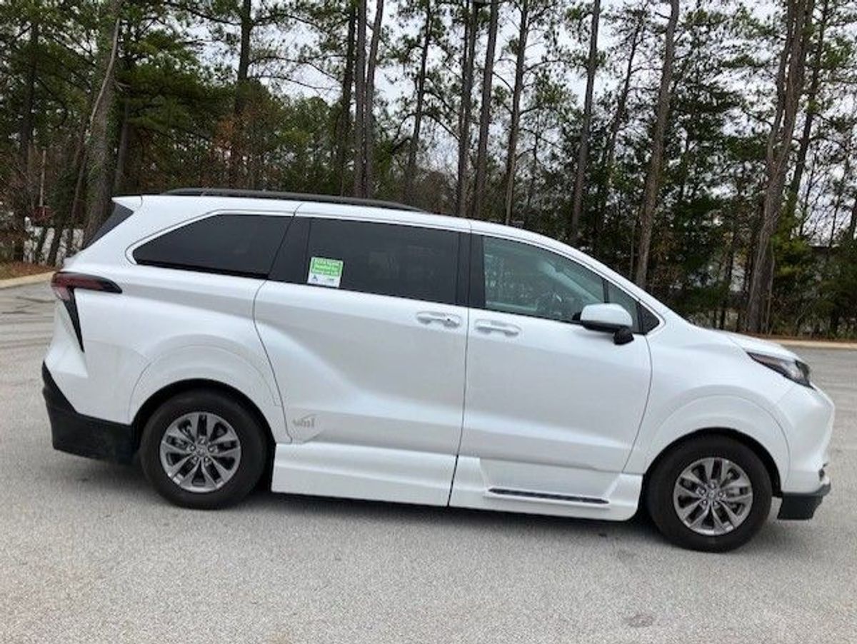 White Toyota Sienna image number 8