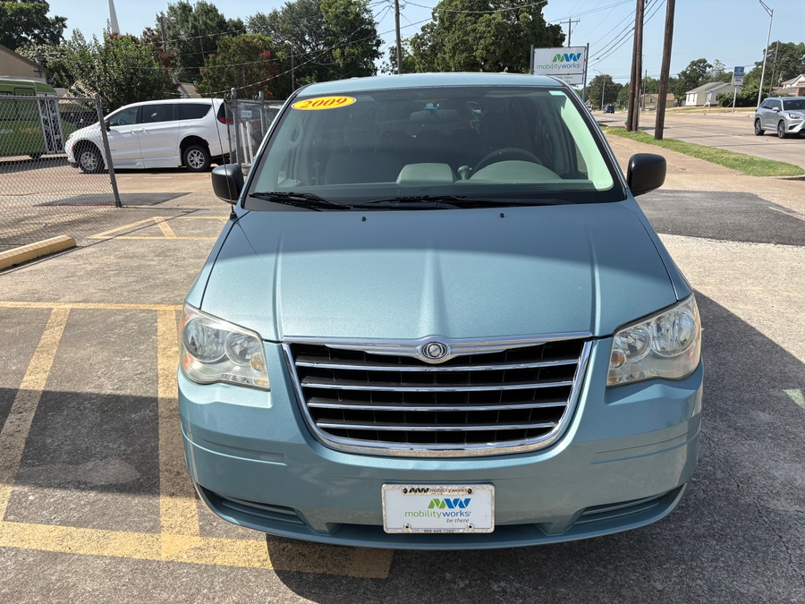 2009 Chrysler Town & Country LX's photo