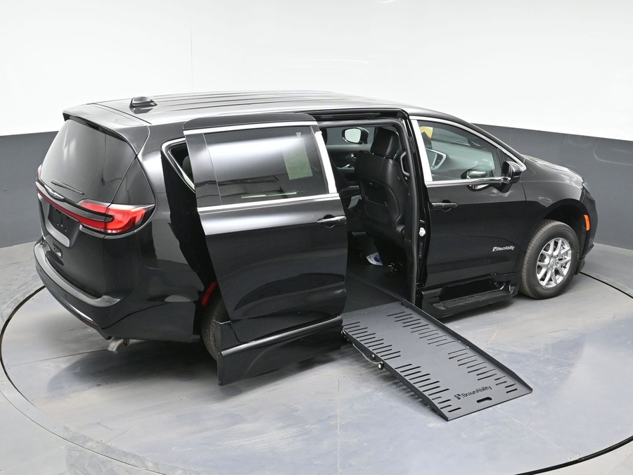 Black Chrysler Pacifica image number 8