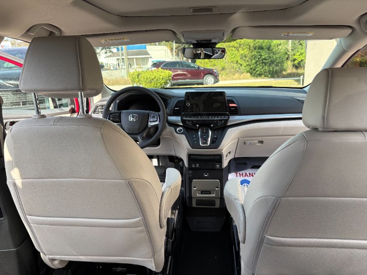 Red Honda Odyssey image number 13