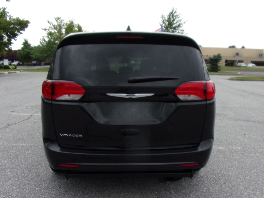 Black Chrysler Voyager image number 4