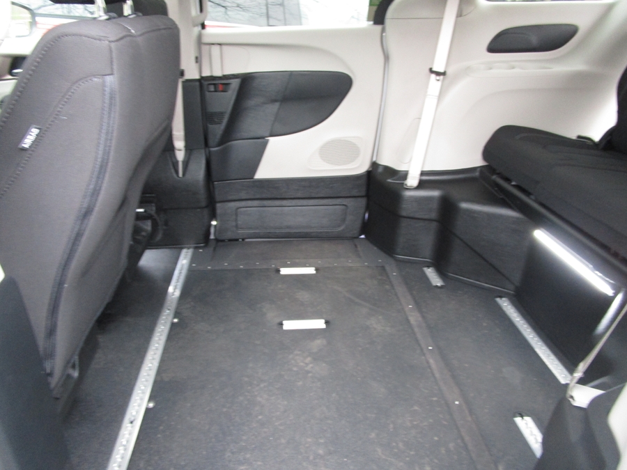 White Chrysler Voyager image number 5