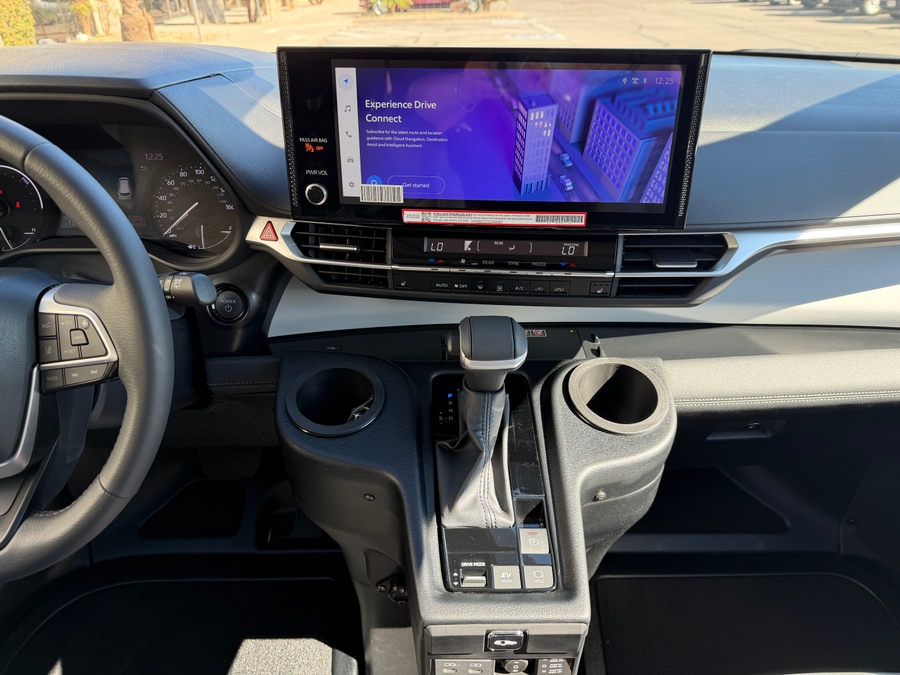 Used 2025 Toyota Sienna Hybrid XLE Base - BraunAbility Side Entry Fold Out Automatic Ramp