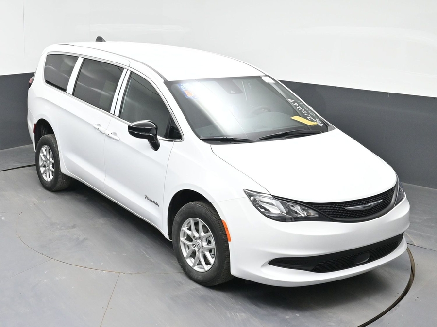 White Chrysler Voyager image number 9