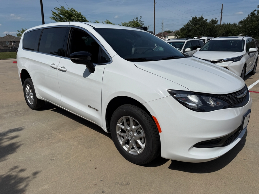 2026 Chrysler Voyager LX's photo