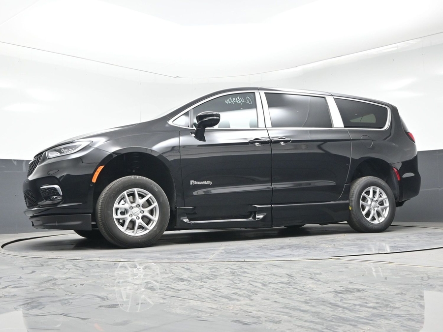 Black Chrysler Pacifica image number 16