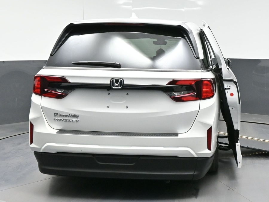 White Honda Odyssey image number 5