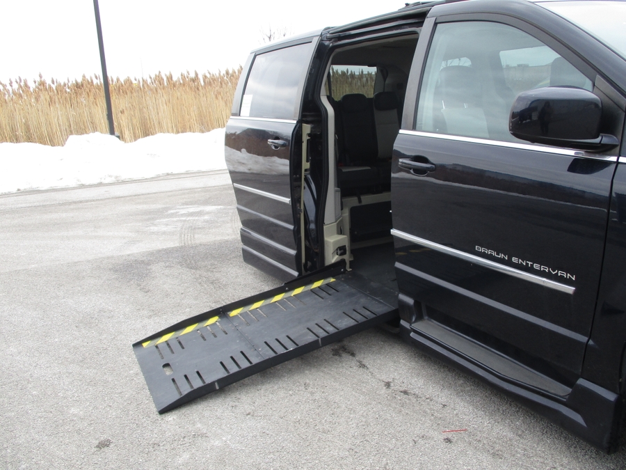 2010 CHRYSLER TOWN AND COUNTRY - Image 11