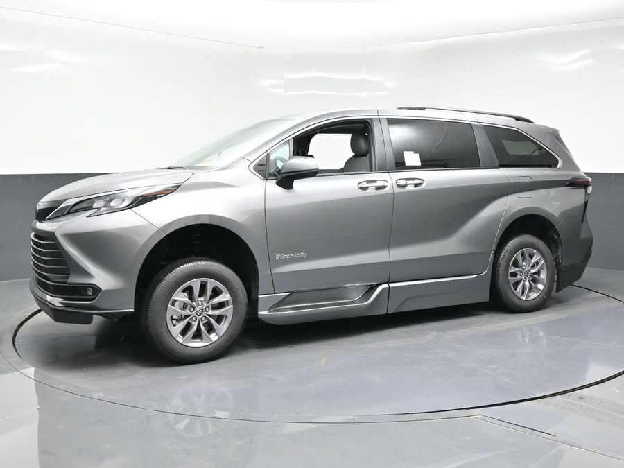 New 2026 Toyota Sienna Hybrid XLE Base - BraunAbility Side Entry Entry Fold Out Automatic Ramp