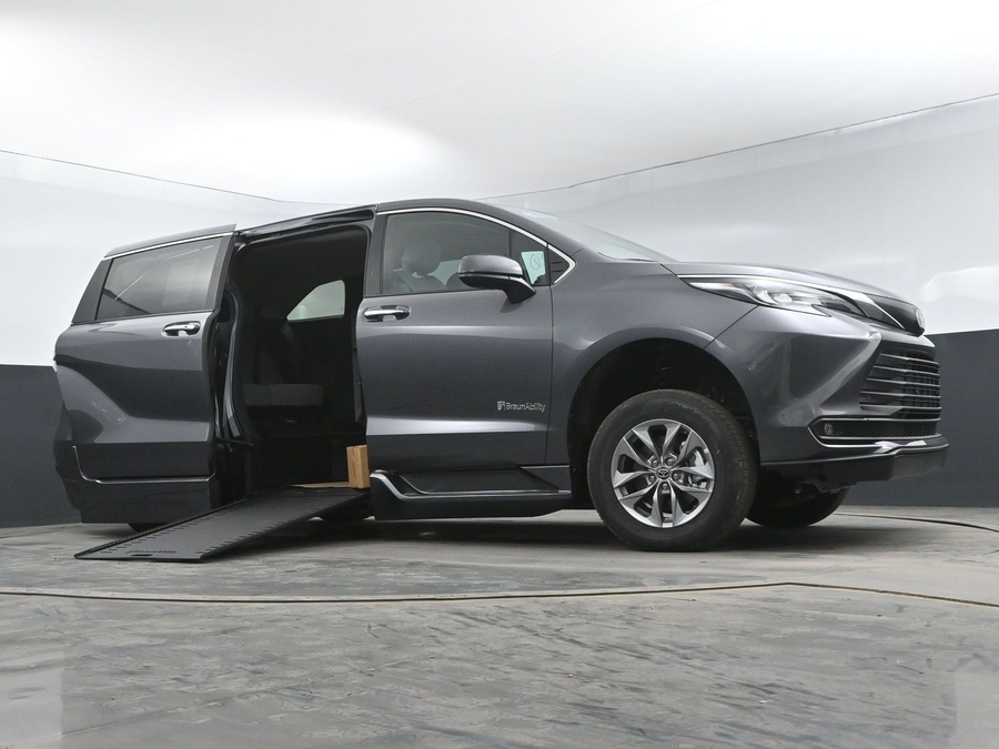 New 2025 Toyota Sienna Hybrid XLE Base - BraunAbility Side Entry Entry In Floor Automatic Ramp