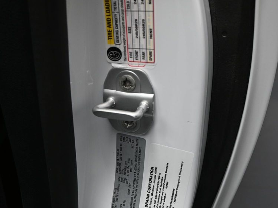 White Chrysler Pacifica image number 13