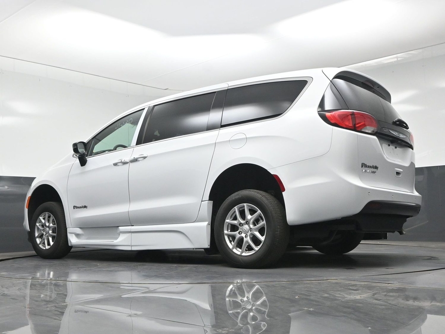 White Chrysler Voyager image number 18