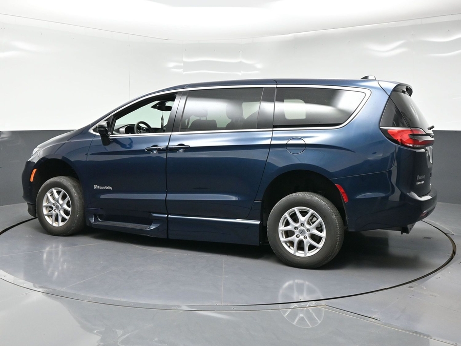 Used 2025 Chrysler Pacifica Select - BraunAbility Side Entry In Floor Automatic Ramp
